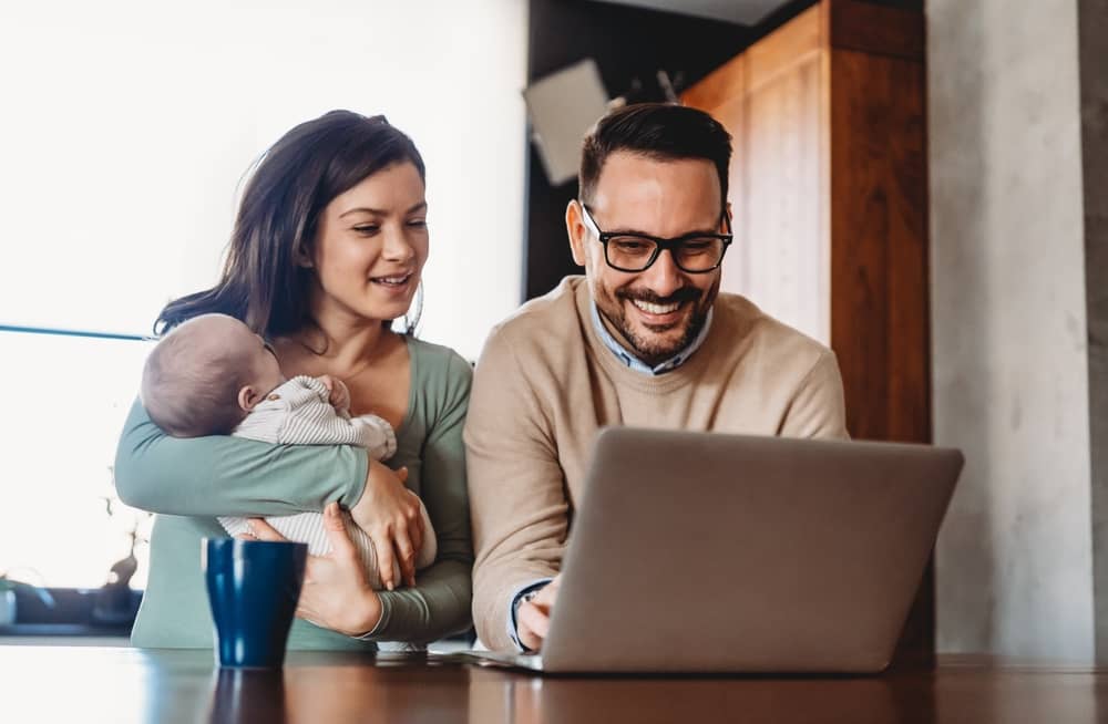 couple et son bébé consultant nos articles de blog sur l'acte de naissance